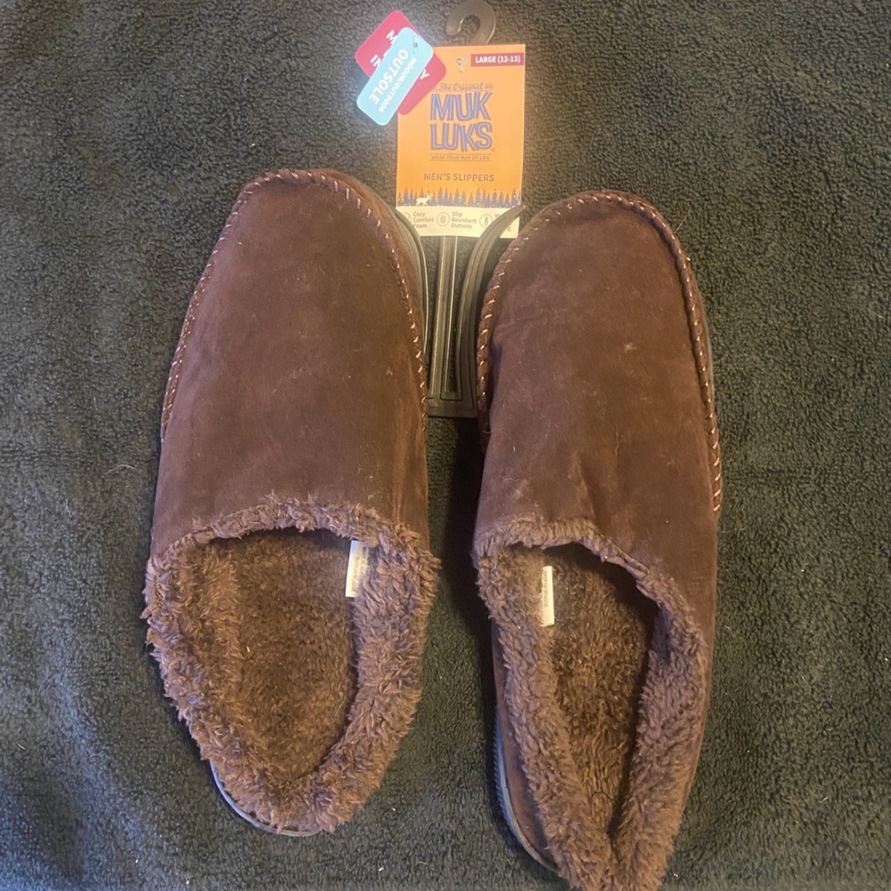 NWT MUK LUKS
Men’s Slippers
Foam inside - indoor/outdoor sole
Large 12-13